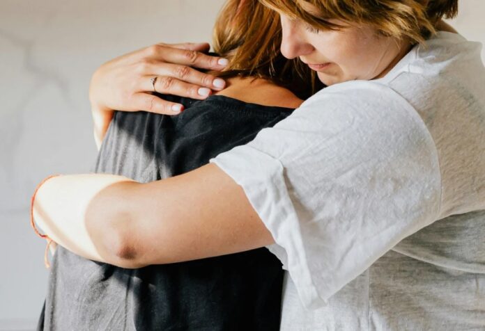 Familia reunida en casa en un momento de diálogo y reconciliación, con expresión serena y ambiente cálido.