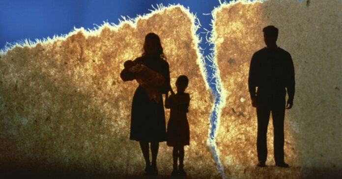 Siluetas de una mujer con dos niños y un hombre separados por una gran grieta luminosa, simbolizando la ruptura de la convivencia y la necesidad de distancia para proteger a la familia.