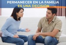 Cuando la familia estorba al proyecto personal Hombre y mujer adultos conversan en un sofá con expresión seria pero contenida, reflejando una discusión familiar marcada por la distancia emocional más que por el conflicto abierto.