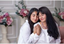 Padres que quieren acercarse… pero no encuentran cómo empezar Madre e hija adultas abrazadas en un ambiente cálido, mostrando cercanía, afecto y confianza emocional.