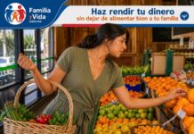Cuando el dinero no alcanza… hay que hacerlo rendir Mujer latina eligiendo frutas frescas en un mercado, con una canasta de verduras en la mano.
